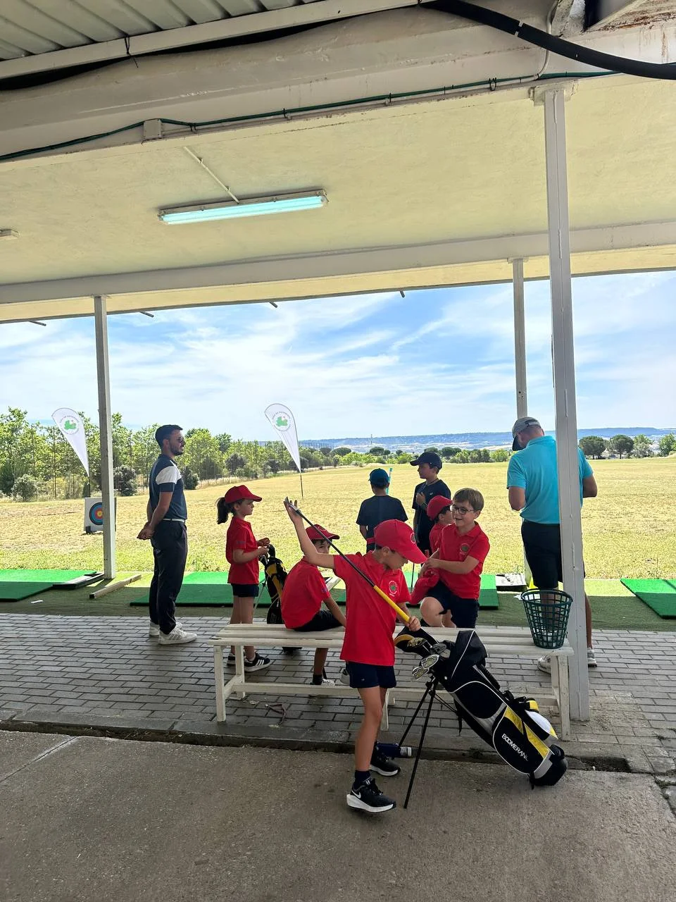 Niños en el campo de prácticas durante la Final de Golf Escolar
